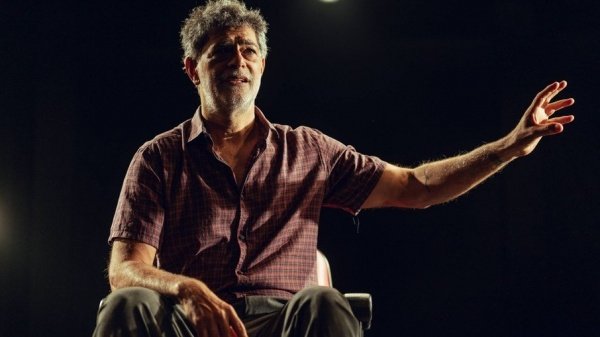 O motociclista no globo da morte