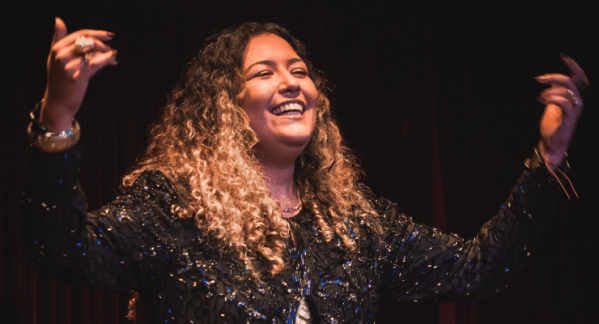 Amanda Mendonça apresenta 