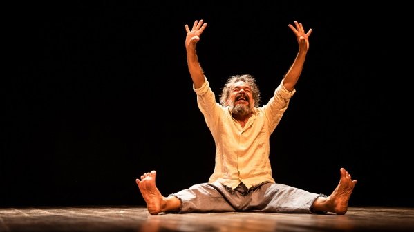 A Descoberta das Américas de Dario Fo, com Julio Adrião e direção de Alessandra Vannucci